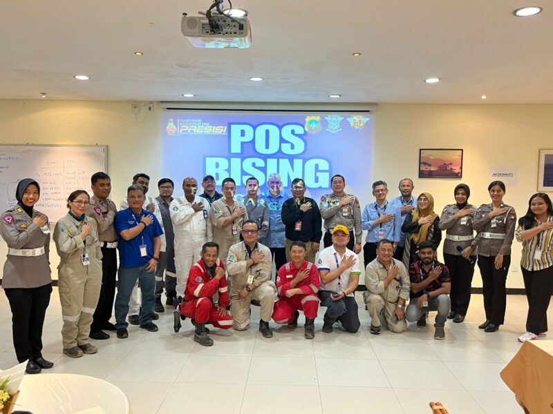Personel Ditlantas Polda Kepri memberikan sosialisasi keselamatan berlalu lintas melalui program Polantas Bina Warga Asing  kepada Karyawan WNA di PT Mcdermot, Kamis (18/1/2024).Matapedia6.com/ Dok Ditlantas