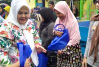 Wakil Gubernur Provinsi Kepulauan Riau Marlin Agustina membagikan sembako secara simbolis kepada warga di Tanjungriau, Sabtu (20/1/2024). Matapedia6.com/Ramadan