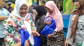 Wakil Gubernur Provinsi Kepulauan Riau Marlin Agustina membagikan sembako secara simbolis kepada warga di Tanjungriau, Sabtu (20/1/2024). Matapedia6.com/Ramadan
