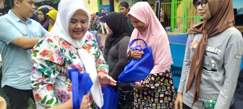 Wakil Gubernur Provinsi Kepulauan Riau Marlin Agustina membagikan sembako secara simbolis kepada warga di Tanjungriau, Sabtu (20/1/2024). Matapedia6.com/Ramadan