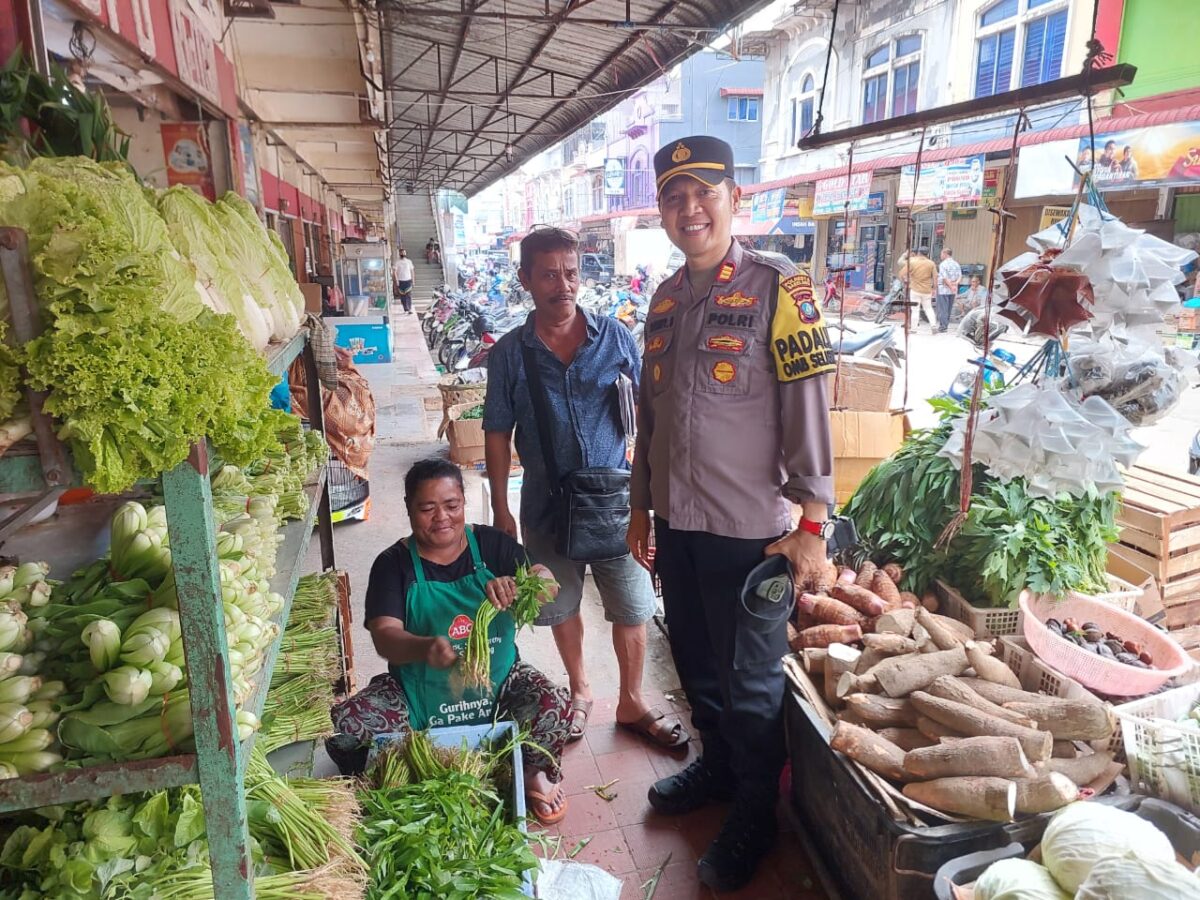 Kapolsek Batu Aji AKP Benny Syahrizal saat di pasar  Fanindo. Foto:Dok/Polsek Batu Aji