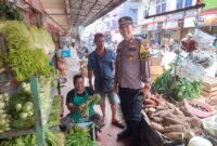 Kapolsek Batu Aji AKP Benny Syahrizal saat di pasar  Fanindo. Foto:Dok/Polsek Batu Aji