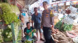 Kapolsek Batu Aji AKP Benny Syahrizal saat di pasar  Fanindo. Foto:Dok/Polsek Batu Aji