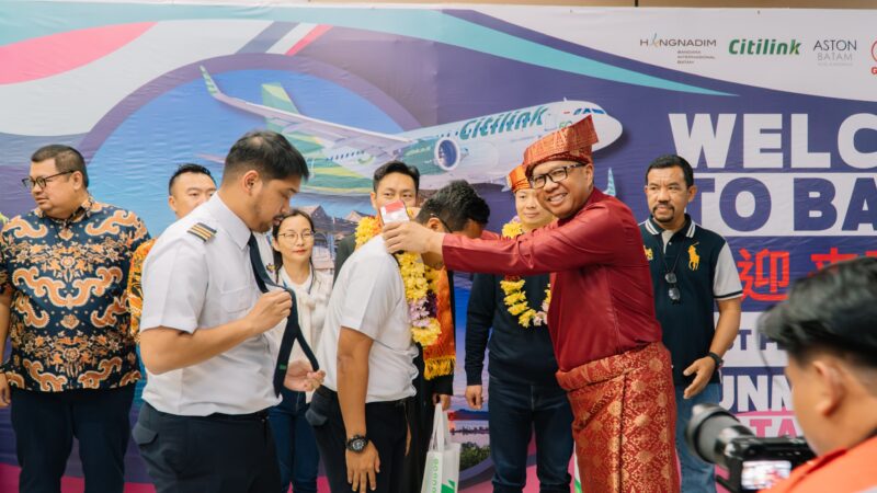 Direktur BIB Hang Nadim mengalungkan bunga kepada Crew dan penumpang penerbangan perdana Kumming China-Batam,  Minggu (21/1/2024). Matapedia6.com/ Dok BIB Hang Nadim