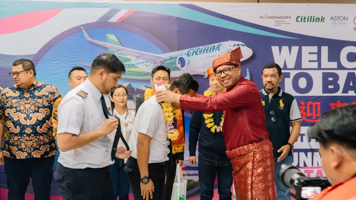 Direktur BIB Hang Nadim mengalungkan bunga kepada Crew dan penumpang penerbangan perdana Kumming China-Batam, Minggu (21/1/2024). Matapedia6.com/ Dok BIB Hang Nadim