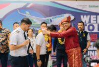 Direktur BIB Hang Nadim mengalungkan bunga kepada Crew dan penumpang penerbangan perdana Kumming China-Batam,  Minggu (21/1/2024). Matapedia6.com/ Dok BIB Hang Nadim