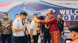 Direktur BIB Hang Nadim mengalungkan bunga kepada Crew dan penumpang penerbangan perdana Kumming China-Batam,  Minggu (21/1/2024). Matapedia6.com/ Dok BIB Hang Nadim