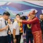 Direktur BIB Hang Nadim mengalungkan bunga kepada Crew dan penumpang penerbangan perdana Kumming China-Batam,  Minggu (21/1/2024). Matapedia6.com/ Dok BIB Hang Nadim