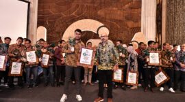 Perwakilan AFT Hang Nadim, Sandy Pradana menerima penghargaan dalam ajang Indonesia Green Awards (IGA) ke-15 tahun 2024. Foto:Dok/Pertamina