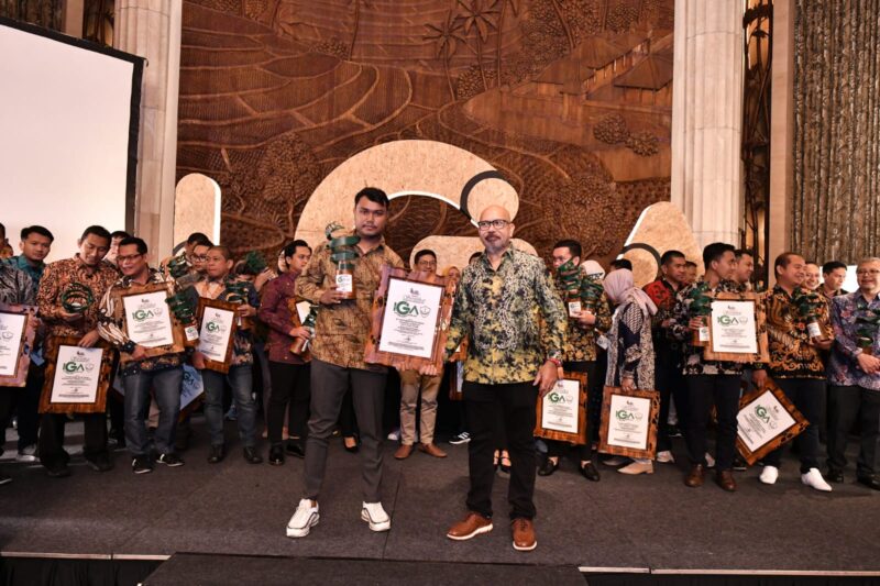 Perwakilan AFT Hang Nadim, Sandy Pradana menerima penghargaan dalam ajang Indonesia Green Awards (IGA) ke-15 tahun 2024. Foto:Dok/Pertamina