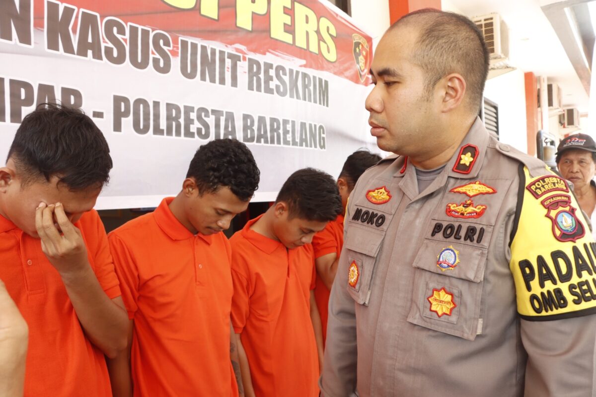 Kapolsek Batuampar Kompol Dwihatmoko Wiroseno, saat berbincang dengan salah satu pelaku yang ditangkap Polsek Batuampar, Senin (22/1/2024). Matapedia6.com/ Dok Polsek