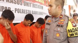 Kapolsek Batuampar  Kompol Dwihatmoko Wiroseno, saat berbincang dengan salah satu pelaku yang ditangkap Polsek Batuampar, Senin (22/1/2024). Matapedia6.com/ Dok Polsek
