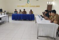 Camat Sagulung Muhammad Haviz gelar rapat dengan Kapolsek, BBKSDA dan perangkat RT/RW, bahas keberadaan Buaya di Sagulung, Selasa (23/1/2024). Matapedia6.com/Dok Kecamatan