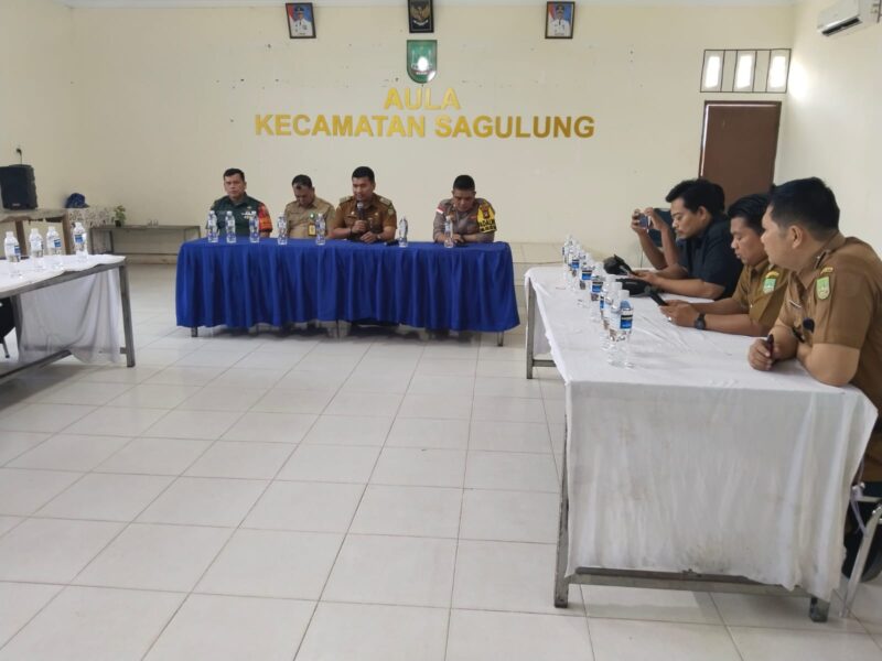 Camat Sagulung Muhammad Haviz gelar rapat dengan Kapolsek, BBKSDA dan perangkat RT/RW, bahas keberadaan Buaya di Sagulung, Selasa (23/1/2024). Matapedia6.com/Dok Kecamatan