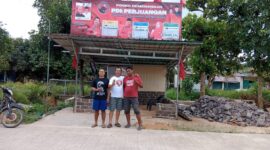 Andi Suheri bersama tim foto bersama di depan Pos relawan Ganjar - Mahmud kelurahan Mansang. Matapedia6.com/Batam