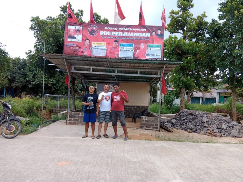 Andi Suheri bersama tim foto bersama di depan Pos relawan Ganjar - Mahmud kelurahan Mansang. Matapedia6.com/Batam