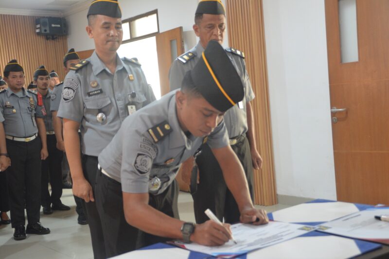 Pejabat Rutan kelas IIA Batam melakukan penandatanganan pakta Integritas tahun 2024. Matapedia6.com/ Dok Rutan