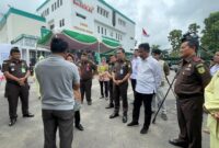 Muhammad Rudi dampingi Mensos serahkan dokumen anak di Kejari Batam, Rabu (24/1/2024). Foto:Dok/matapedia6