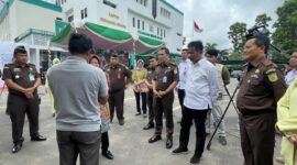 Muhammad Rudi dampingi Mensos serahkan dokumen anak di Kejari Batam, Rabu (24/1/2024). Foto:Dok/matapedia6