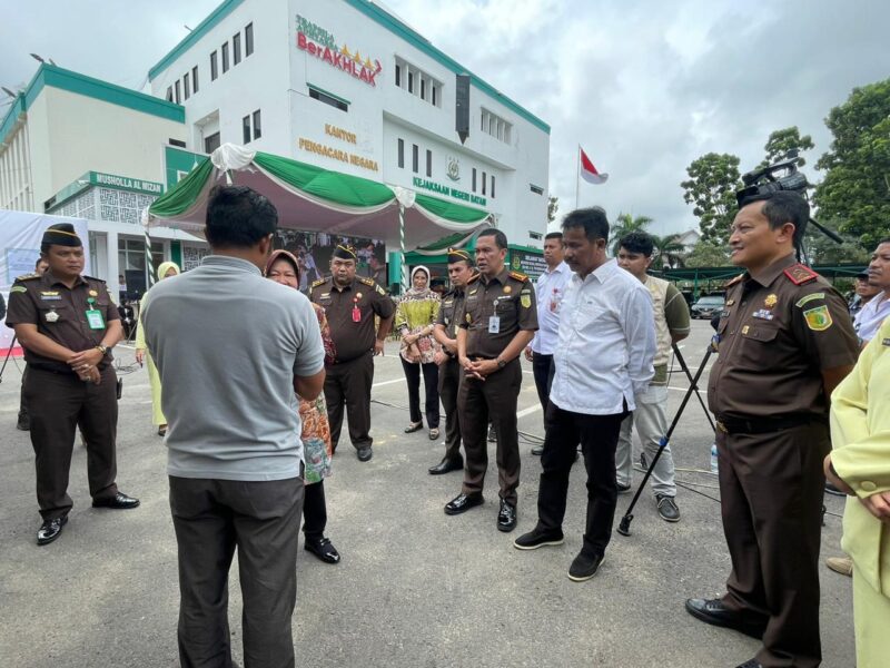 Muhammad Rudi dampingi Mensos serahkan dokumen anak di Kejari Batam, Rabu (24/1/2024). Foto:Dok/matapedia6