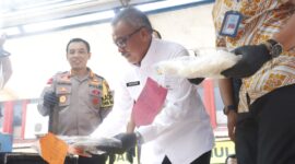 Sekda Kota Batam Jefridin, memasukkan narkotika kedalam mesin khusus pemusnahan narkotika di Polresta Barelang, Selasa (23/1/2024). Matapedia6.com/ Dok. Humas Polresta