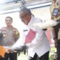 Sekda Kota Batam Jefridin, memasukkan narkotika kedalam mesin khusus pemusnahan narkotika di Polresta Barelang, Selasa (23/1/2024). Matapedia6.com/ Dok. Humas Polresta