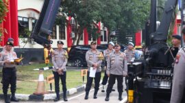 Wakapolda Kepri Brigjen Pol Asep Safrudin di dampingi Karo Log Polda Kepri Brigjen Pol Jakub Prajogo, cek kondisi Ranmor dan Ransus, dalam rangka persiapan pemilu 2024. Rabu (24/1/2024). Matapedia6.com/ Dok Humas Polda