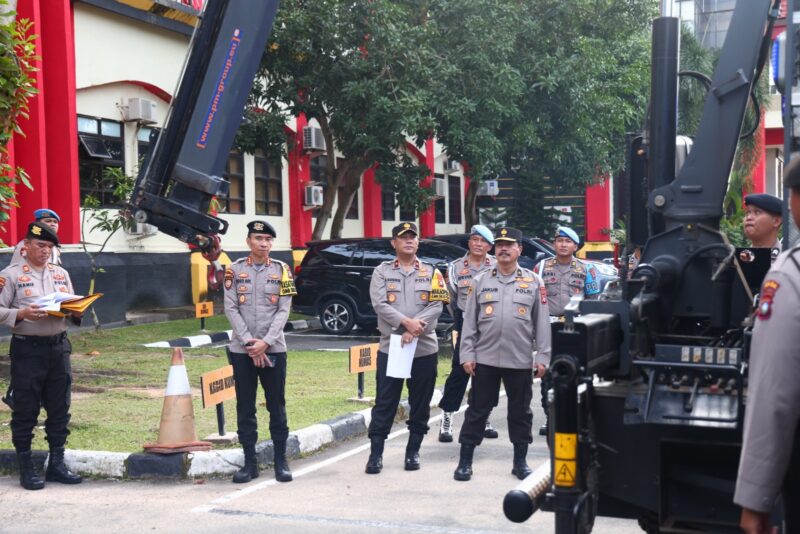 Wakapolda Kepri Brigjen Pol Asep Safrudin di dampingi Karo Log Polda Kepri Brigjen Pol Jakub Prajogo, cek kondisi Ranmor dan Ransus, dalam rangka persiapan pemilu 2024. Rabu (24/1/2024). Matapedia6.com/ Dok Humas Polda