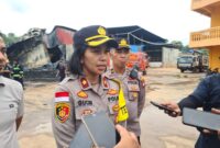 Kapolsek Nongsa Kompol Restia Octane Guchy saat berada di lokasi kebakaran, Kamis (25/1/2024) Matapedia6.com/ Rega