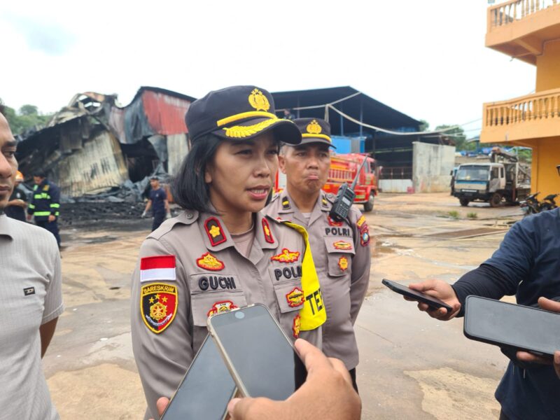Kapolsek Nongsa Kompol Restia Octane Guchy saat berada di lokasi kebakaran, Kamis (25/1/2024) Matapedia6.com/ Rega