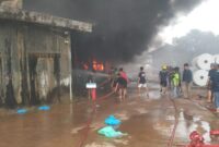 Petugas Damkar berjibaku padamkan si jago merah, Kamis (25/1/2024). Foto:Dok/matapedia6