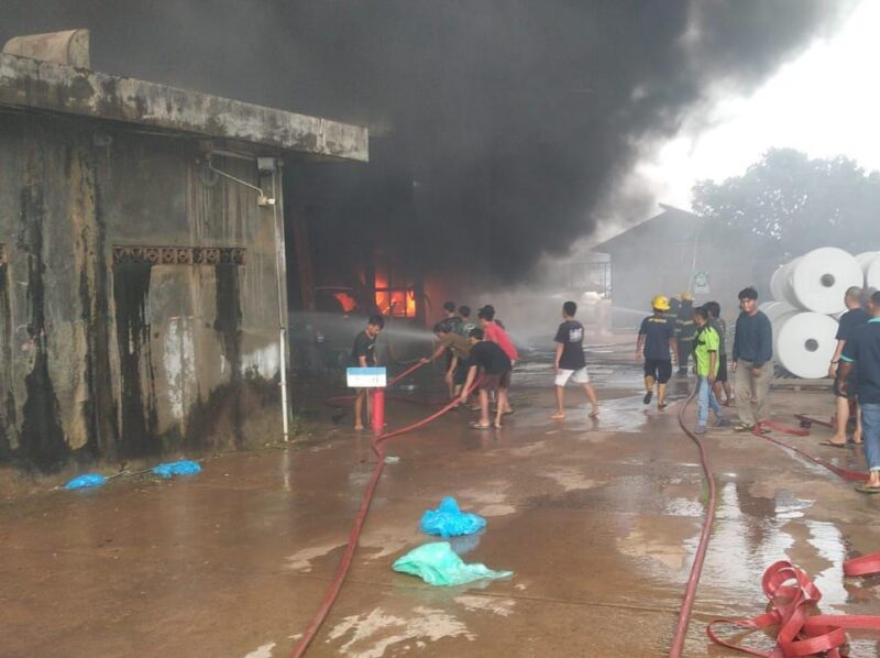 Petugas Damkar berjibaku padamkan si jago merah, Kamis (25/1/2024). Foto:Dok/matapedia6