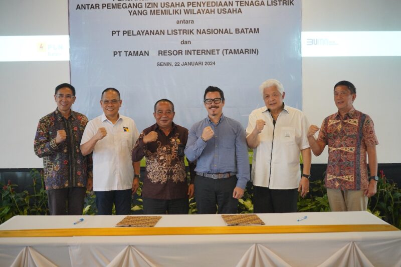 PLN Batam dan Tamarin menjalin tanda tangan kerja sama. Foto:Dok/PLN Batam