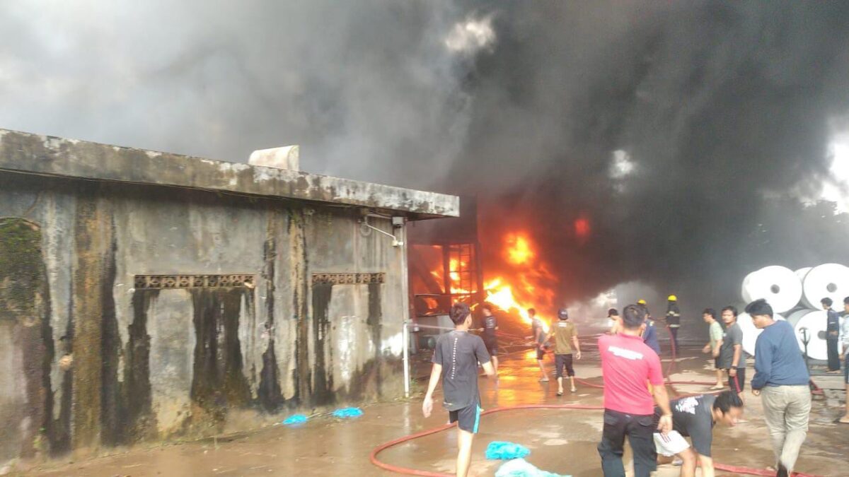 Sijago merah menghanguskan gedung perusahaan yang memproduksi Styrofoam, di Punggur Kecamatan Nongsa Kota Batam, Kamis (25/1/2024) sekitar pukul 13.30WIB. Matapedia6.com/ Rega