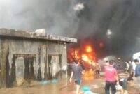 Sijago merah menghanguskan gedung perusahaan yang memproduksi Styrofoam, di Punggur Kecamatan Nongsa Kota Batam, Kamis (25/1/2024) sekitar pukul 13.30WIB. Matapedia6.com/ Rega