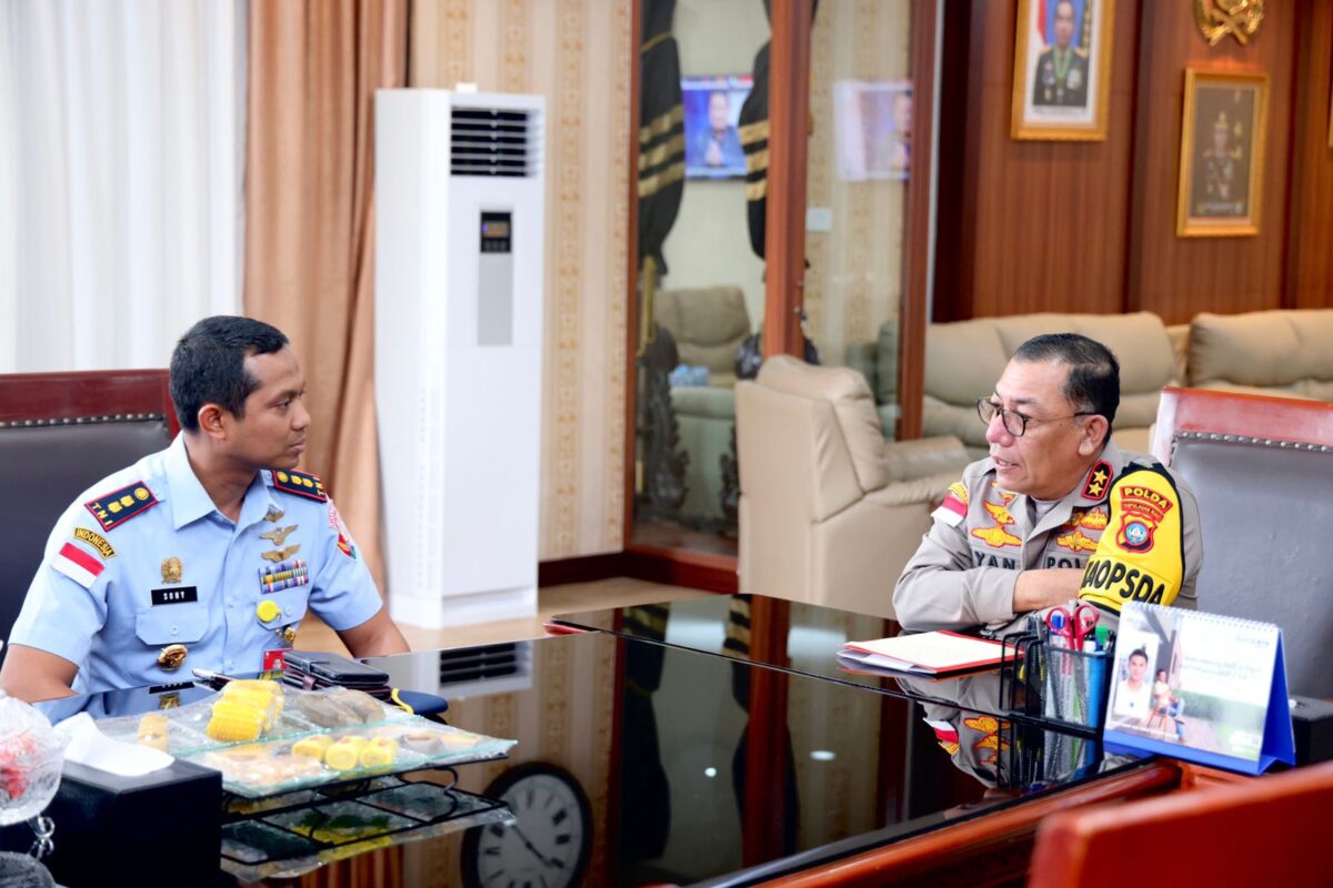 Kapolda Kepri Irjen Pol Yan Fitri Halimansyah terima kunjungan Danlanud Hang Nadim Letkol Pnb Sony Aji Pramono, bersama Rombongan di ruangan Kapolda Kepri, Rabu (24/1/2024). Matapedia6.com/ Dok Humas Polda
