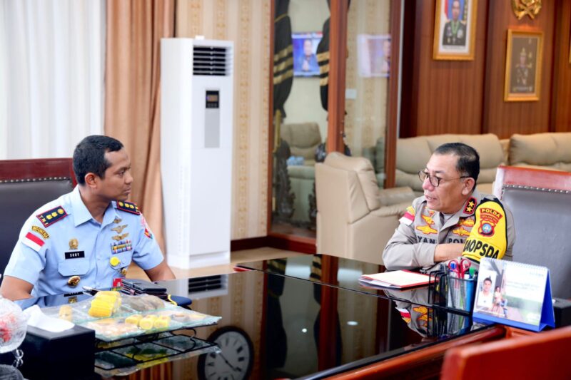 Kapolda Kepri Irjen Pol Yan Fitri Halimansyah terima kunjungan Danlanud Hang Nadim Letkol Pnb Sony Aji Pramono, bersama Rombongan di ruangan Kapolda Kepri, Rabu (24/1/2024). Matapedia6.com/ Dok Humas Polda