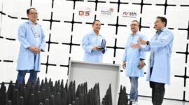 SVP Corporate Communication & Investor Relations Telkom, Ahmad Reza (kedua dari kanan); Executive General Manager Divisi Digital Connectivity Service Telkom Teuku Muda Nanta (kedua dari kiri); Operation Senior Manager Infrastructure Research & Assurance Telkom, I Gede Astawa (paling kiri); dan Manager Infrastructure Quality Assurance Telkom, Adi Permadi (paling kanan) meninjau anechoic chamber (ruangan nirgema) di fasilitas Telkom Test House, Bandung, Kamis (25/1). Foto:Telkom