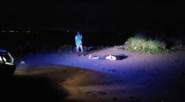 Jenazah  pria (33) yang ditemukan mengapung di dekat perairan belakang gedung Sumatera, Batam Center, saat dievakuasi ke darat. Matapedia6.com/Istimewa