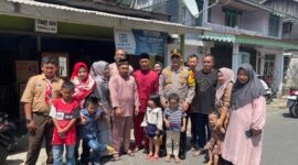 Kapolda Kepri Irjen Pol Yan Fitri Halimansyah disambut masyarakat Tambelan, saat melakukan kunjungan ke wilayah tersebut, Kamis (25/1/2024).Matapedia6.com/ Dok Humas Polda