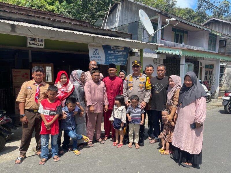 Kapolda Kepri Irjen Pol Yan Fitri Halimansyah disambut masyarakat Tambelan, saat melakukan kunjungan ke wilayah tersebut, Kamis (25/1/2024).Matapedia6.com/ Dok Humas Polda