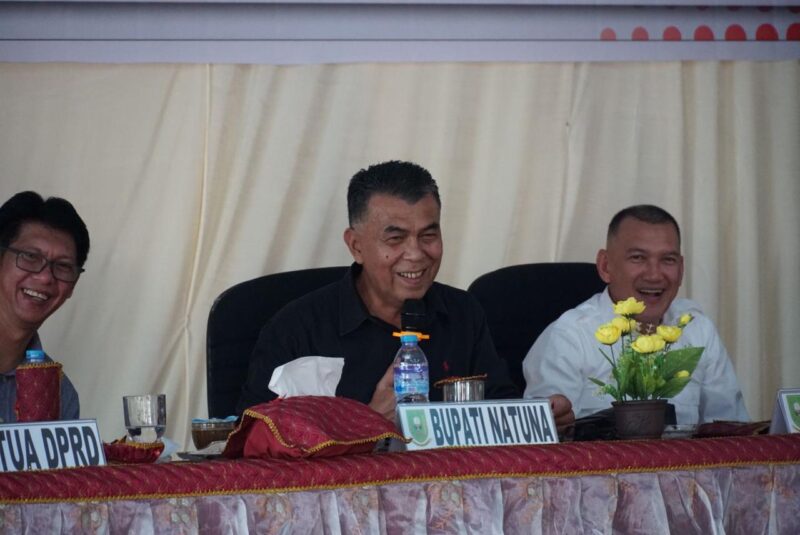 Bupati Natuna Wan Siswandi didampingi Wakil Bupati Rodhial Huda turut hadir dalam Musrenbang Kecamatan Pulau Tiga Barat di Tanjung Kumbik Utara, Sabtu (27/1/2024).Matapedia6.com/Diskominfo Natuna