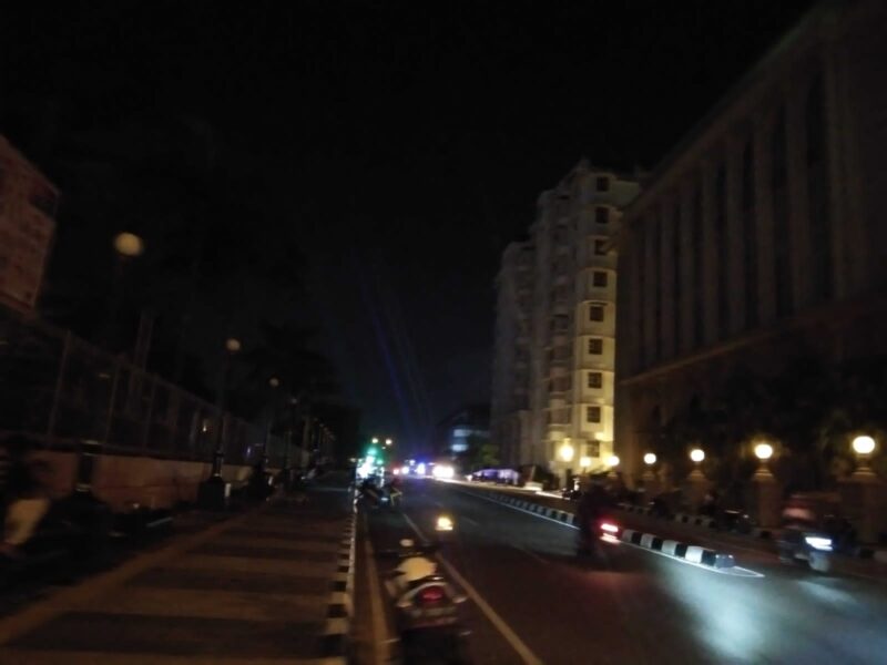 Kondisi lampu jalan dan anak-anak yang akan melaksanakan balap liar di jalan Raja M Tahir depan Harmoni One Batam Centre. Matapedia6.com/Istimewa