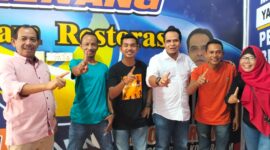 Arlon Veristo bersama pelawak Minang beberapa waktu lalu. Foto:Dok/matapedia6