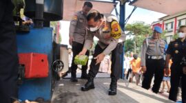 Kapolda Kepri Irjen Pol Yan Fitri Halimansyah dan jajaran serta Bea Cukai Batam saat pemusnahan, Selasa (30/1/2024). Foto:Lucia/matapedia6