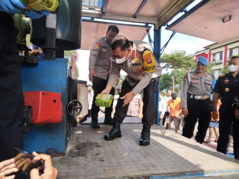 Kapolda Kepri Irjen Pol Yan Fitri Halimansyah dan jajaran serta Bea Cukai Batam saat pemusnahan, Selasa (30/1/2024). Foto:Lucia/matapedia6