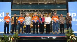 Kepala BP Batam, Muhammad Rudi dan CEO Citramas Group, Kris Taenar Wiluan saat hadir dalam peresmian Rebuild Centre PT Thiess di Kawasan Industri Terpadu Kabil. Foto:Dok/Humas BP Batam