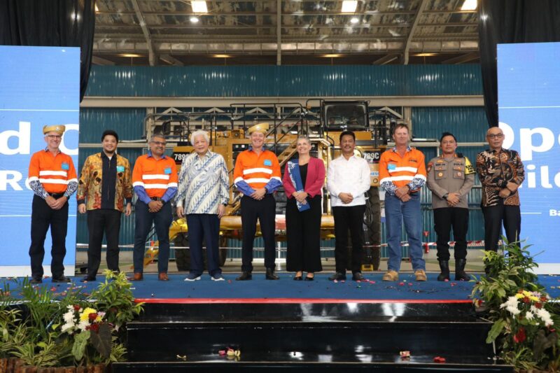 Kepala BP Batam, Muhammad Rudi dan CEO Citramas Group, Kris Taenar Wiluan saat hadir dalam peresmian Rebuild Centre PT Thiess di Kawasan Industri Terpadu Kabil. Foto:Dok/Humas BP Batam