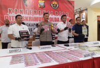 Ditreskrimsus Polda Kepri Gelar Konferensi pers ungkap kasus sindikat peredaran uang dolar palsu di lobi utama Polda Kepri, Rabu (31/1/2024). Matapedia6.com/ luci