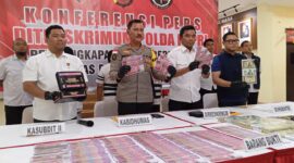 Ditreskrimsus Polda Kepri Gelar Konferensi pers ungkap kasus sindikat peredaran uang dolar palsu di lobi utama Polda Kepri, Rabu (31/1/2024). Matapedia6.com/ luci